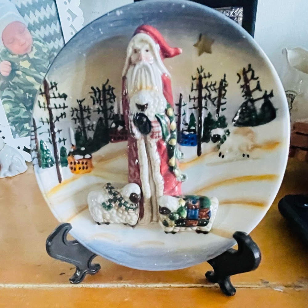 Like new Ganz 3D Santa w/Sheep Decorative Plate